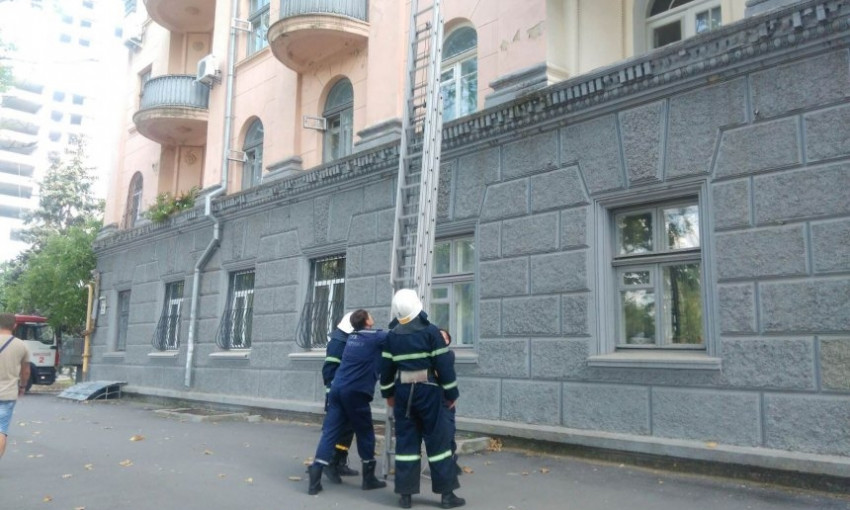 В Николаеве спасатели помогли пенсионерке открыть дверь в квартиру