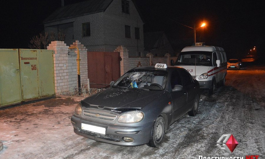 В Николаеве пассажир не заплатив за проезд в такси, разбил в автомобиле камнями два стекла