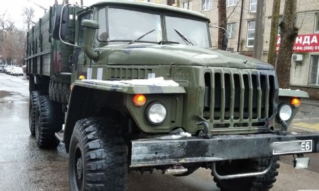 В Николаеве Урал с военными номерами протаранил Ford Transit