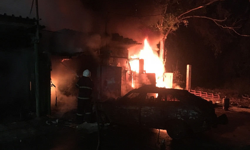 В Варваровке сгорели три гаража