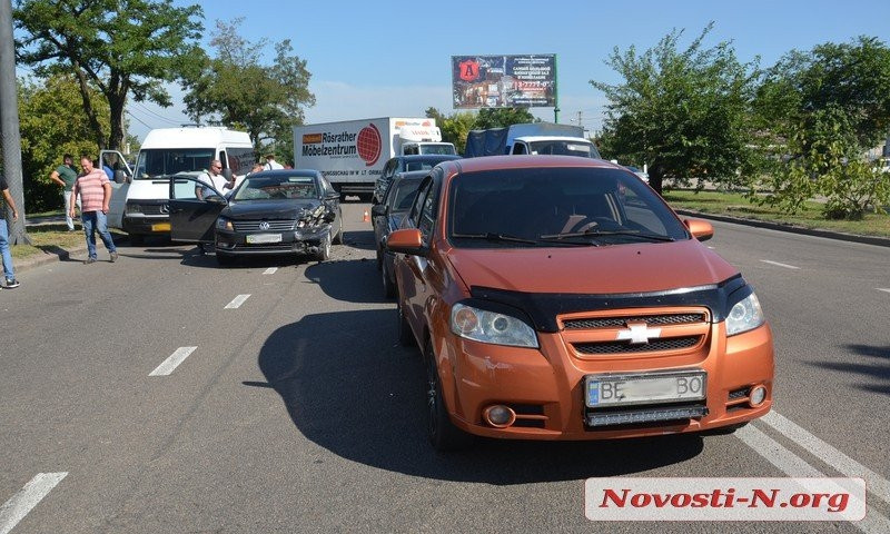 Пять машин, две девушки, самодельная разметка и один пострадавший: запутанное ДТП в Николаеве