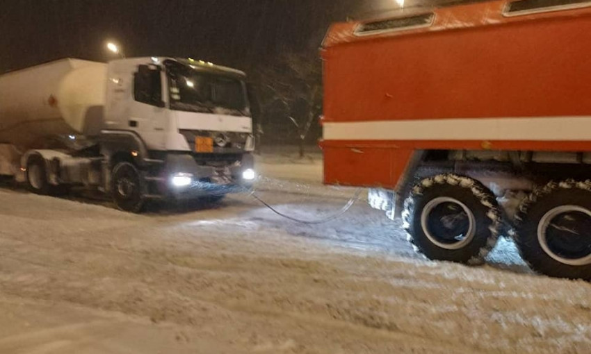 Ухудшение погодных условий, спасатели помогают водителям на трассах Николаевской области