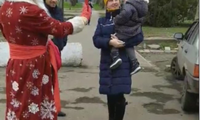 В Николаеве Дед Мороз на улице поздравлял горожан и раздавал детям подарки