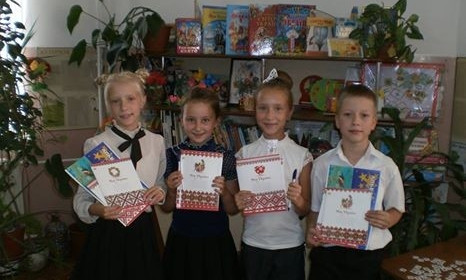 Детям переселенцев подарили школьные принадлежности
