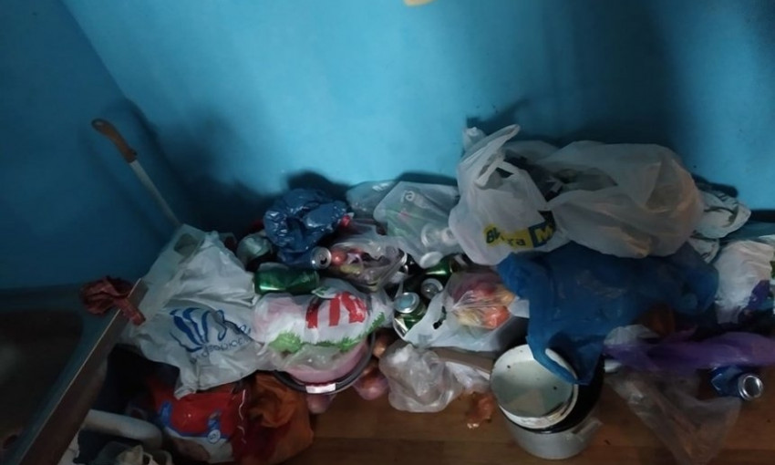 Жительница Николаева устроила из своей квартиры мусорную свалку