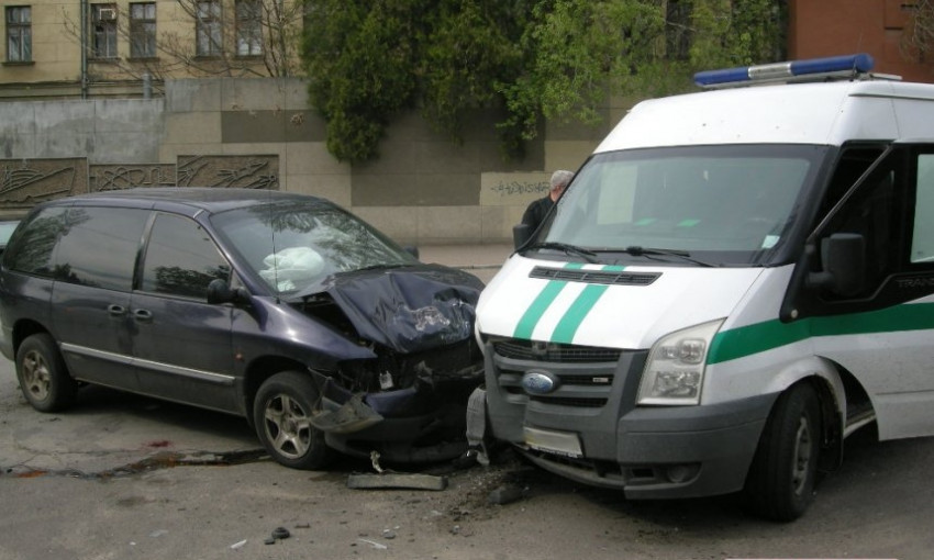 В центре Николаева столкнулись инкассаторский автомобиль и «Додж»