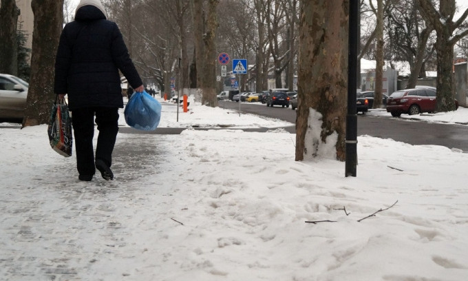 «Главное, не ешьте»: николаевцы вовсю обсуждают желтый снег, выпавший на улицах города