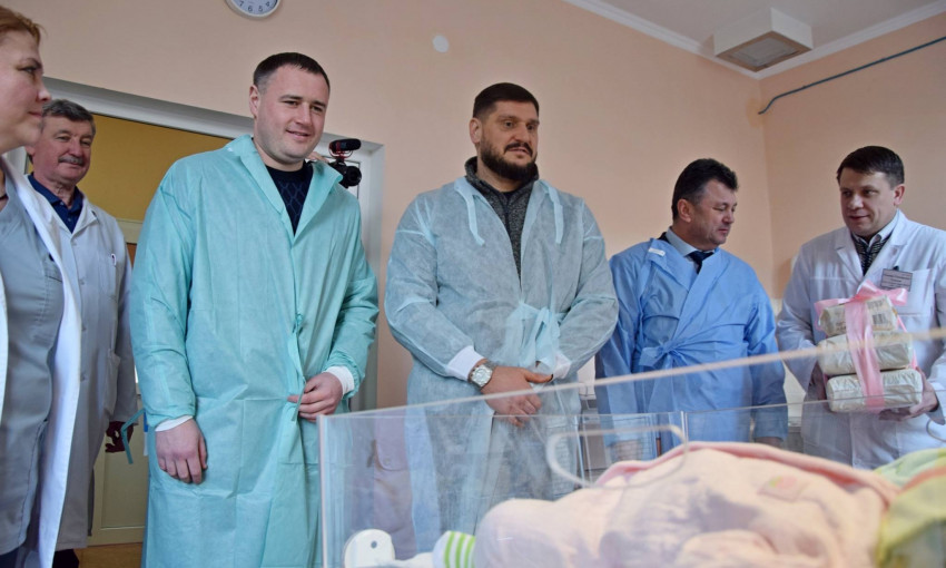 Алексей Савченко навестил в роддоме новорожденную тройню и пообещал оказать всестороннюю помощь семье
