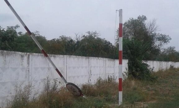 Грузовики снесли шлагбаум в селе под Николаевом