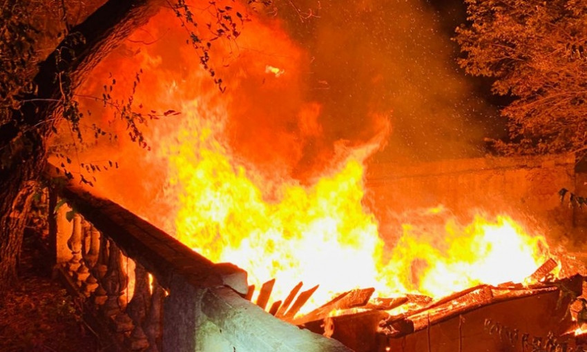 В Николаеве на ул. Спортивной сгорел нежилой дом