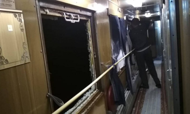 В поезде Ивано-Франковск - Николаев на ходу выбили окна