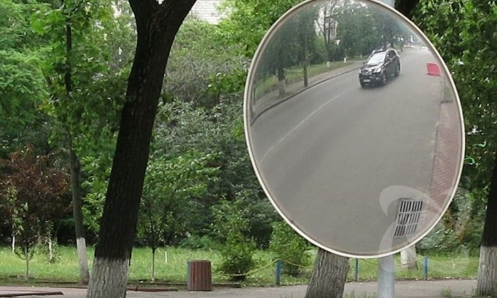 На перекрестках в Николаеве не устанавливают зеркала из-за вандалов: «Их просто побьют»