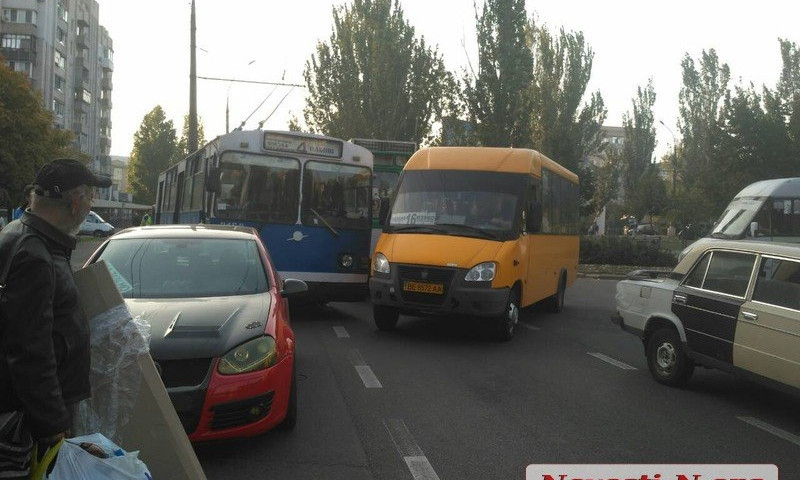 На Центральном проспекте водители автомобилей спровоцировали столкновение с троллейбусом, образовалась пробка