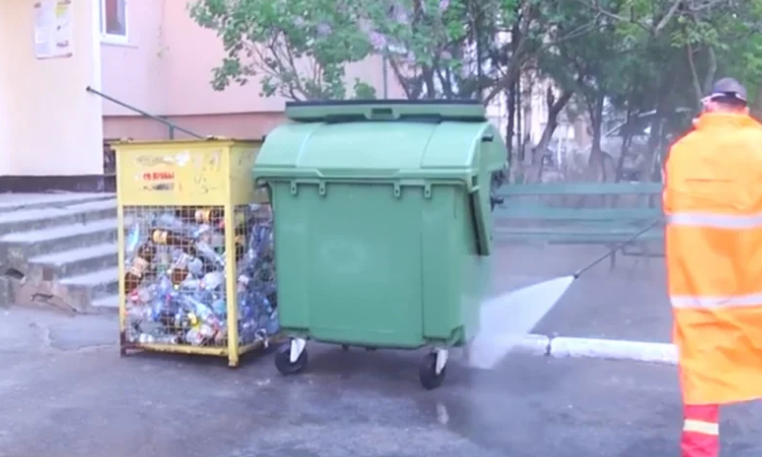 В Николаеве дезинфицируют мусорные контейнеры 