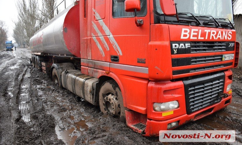 Движение по ул. Новозаводской в Николаеве заблокировано — фура безнадежно застряла в грязи