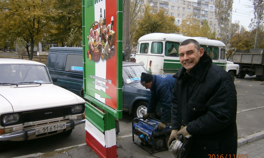 В Центре Николаева продолжают демонтировать незаконные конструкции