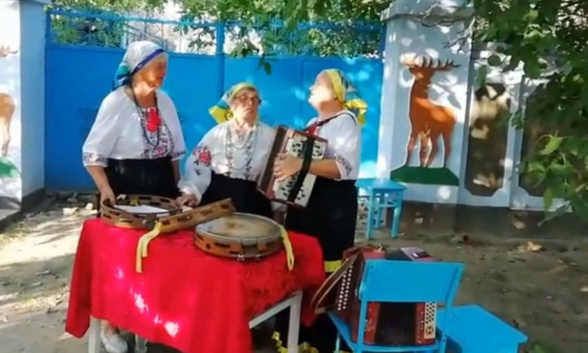 В Новой Одессе три «старушки-веселушки» организовали концерт прямо на улице