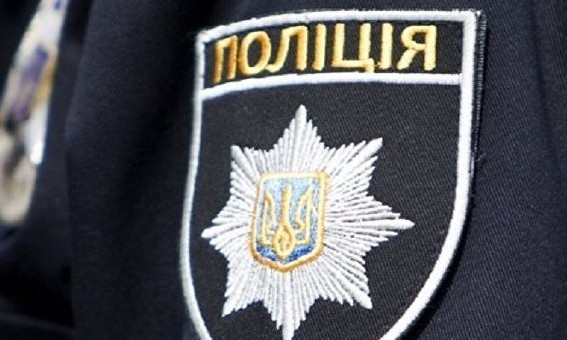 В Николаеве задержали 18-летнего парня, который забросал краской борд кандидата в нардепы