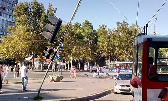 В Николаеве возле улицы Соборной троллейбус погнул светофоры