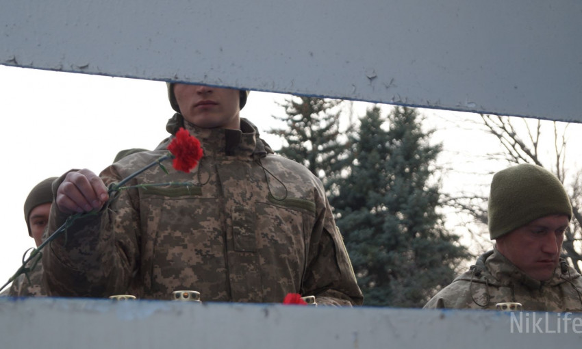 В Николаеве минутой молчания и возложением цветов почтили память павших за Украину добровольцев