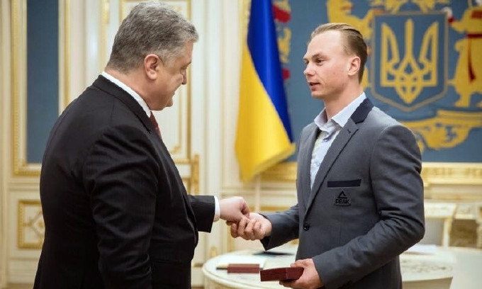 Порошенко вручил Абраменко орден и сертификат на квартиру