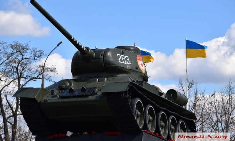 Ко Дню освобождения Николаева памятник воинам-танкистам обновили