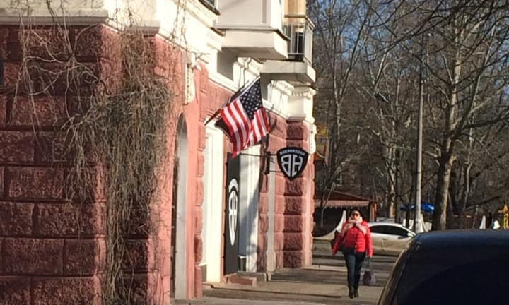 В Николаеве над входом в парикмахерскую висит флаг иностранного государства 