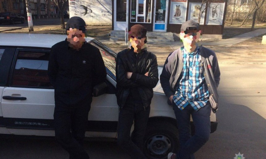 В Николаеве задержали молодчиков с наркотиками в машине, которые до этого ограбили мужчину