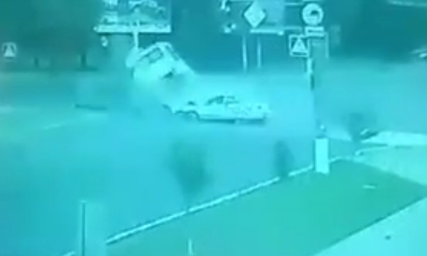 В сети появилось видео: столкновение автомобиля и маршрутки с 22 пассажирами