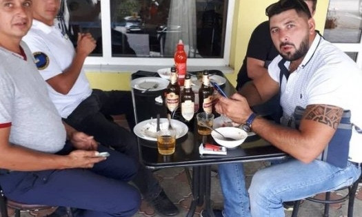 Жители Николаевской области возмущены: сотрудники николаевского управления «Укртрансбезпеки» в рабочее время распивают в кафе пиво