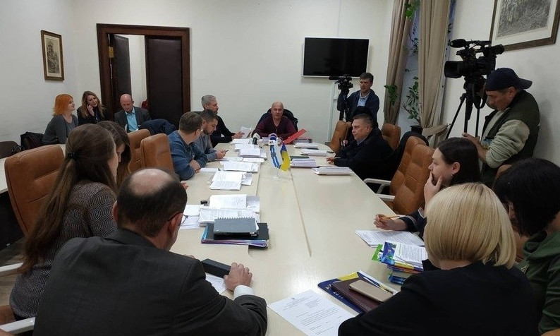 Депутат предложил отдать личную парковку Сенкевича и столовую горисполкома ЦНАПу