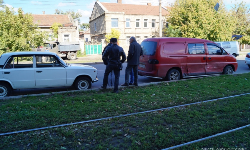В центре Николаева произошло ДТП: столкнулись «Hyundai» H200 и «Славута»