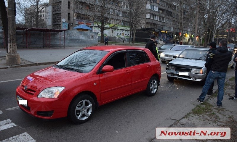 В центре Николаева столкнулись «ВАЗ» и «Тойота»