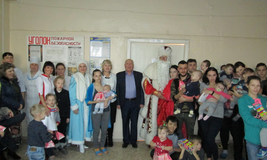 Малышей – пациентов центральной районной больницы посетили Дед Мороз и Снегурочка