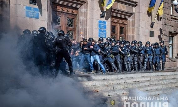 В Николаеве спецназ отработал действия при массовых беспорядках в горсовете