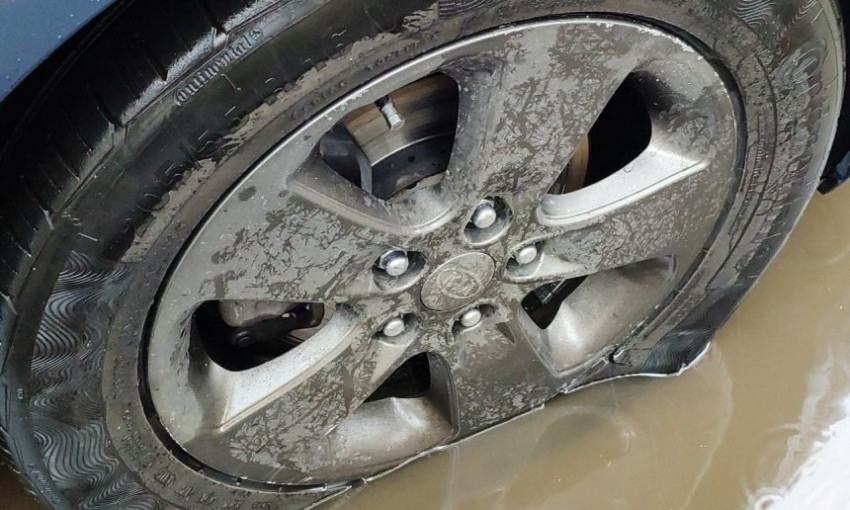 В Николаеве из-за глубокой ямы 7 авто порвали шины