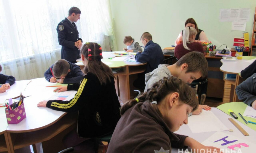 Полицейские вместе с детьми подготовили поздравительные открытки воинам ООС