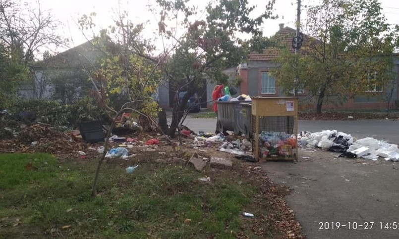 На Чайковского пожаловались на мусор, который не вывезли коммунальные службы