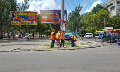 Николаевские коммунальщики незаконно демонтируют рекламные борды в центре города