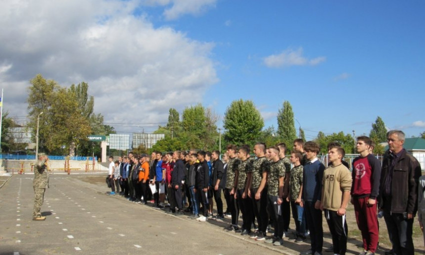 В Заводском районе ко Дню защитника Украины прошли соревнования по троеборью среди школ