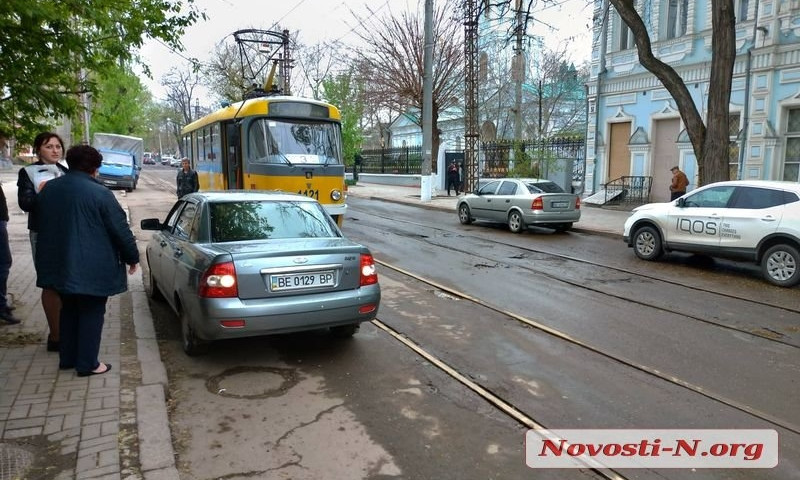 В Николаеве припаркованный на Потемкинской автомобиль заблокировал движение трамваев