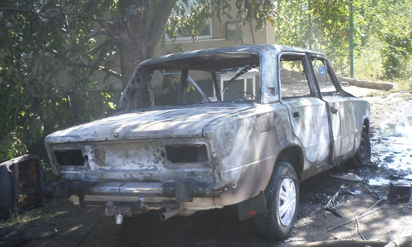 В Снигиревке во дворе дома по неизвестным причинам загорелся автомобиль