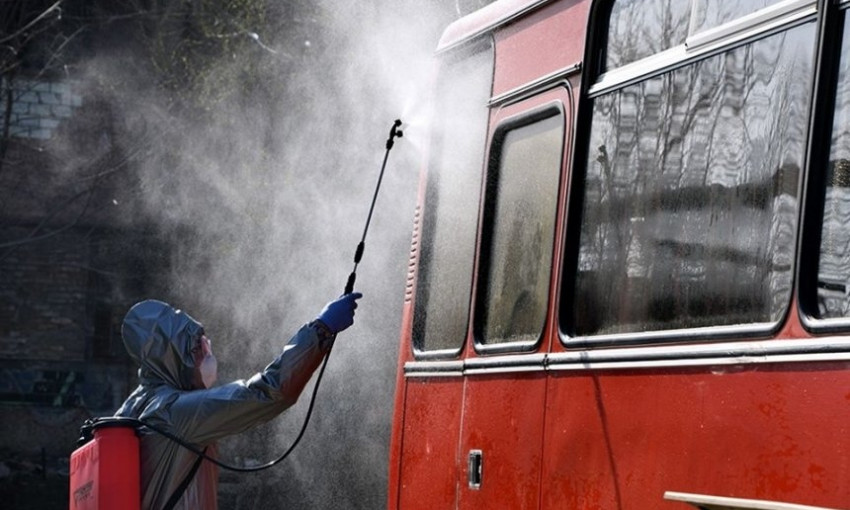Николаевские спасатели показали, как дезинфицировали приехавший из Киева пассажирский автобус
