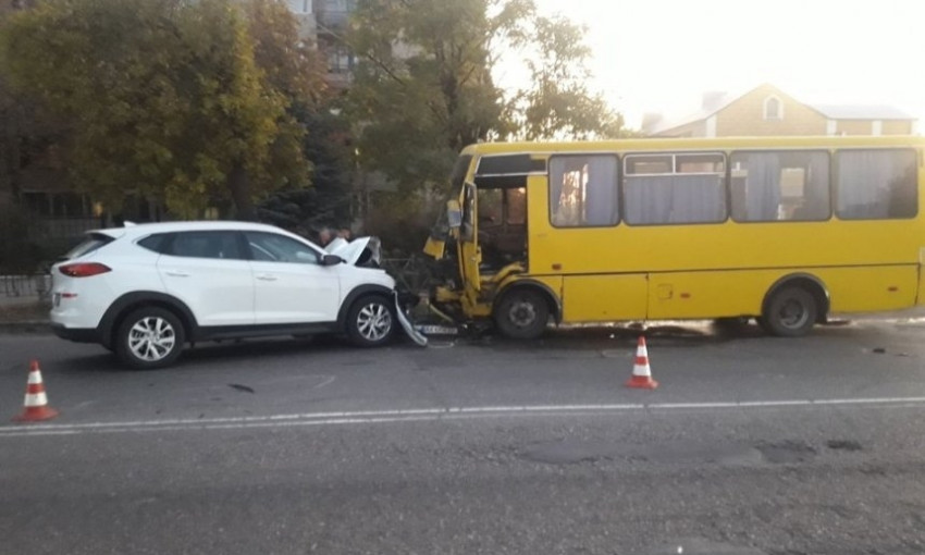 В Вознесенске столкнулись автомобиль и рейсовый автобус, пострадали восемь человек, в том числе трое детей