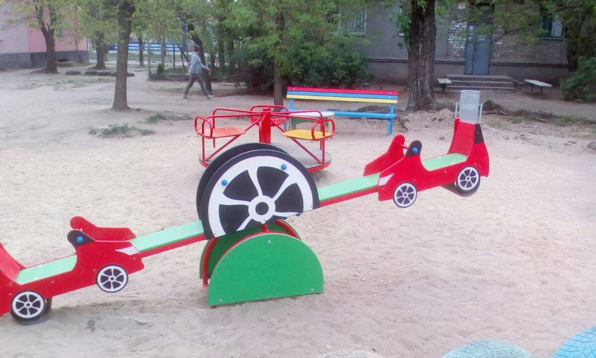 В Заводском районе обновляют детские игровые площадки
