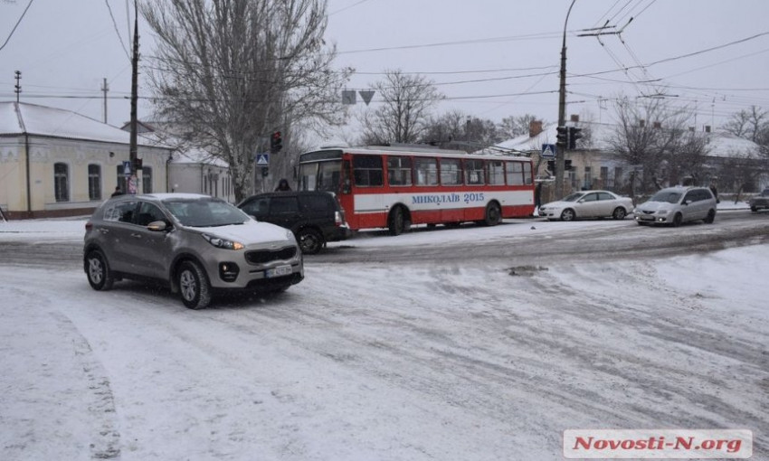 Из-за гололеда троллейбусы в Николаеве «спасают» военные