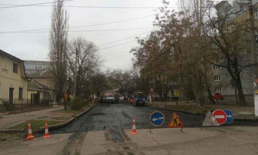 В центре Николаева ремонтируют дорожное покрытие