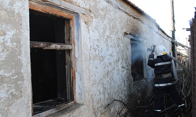 Спасатели во время пожара обнаружили тело пожилой хозяйки жилого дома