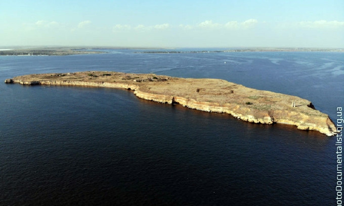 Маяк, черепцы и военные сооружения: путешественники показали чем сейчас живет остров Березань