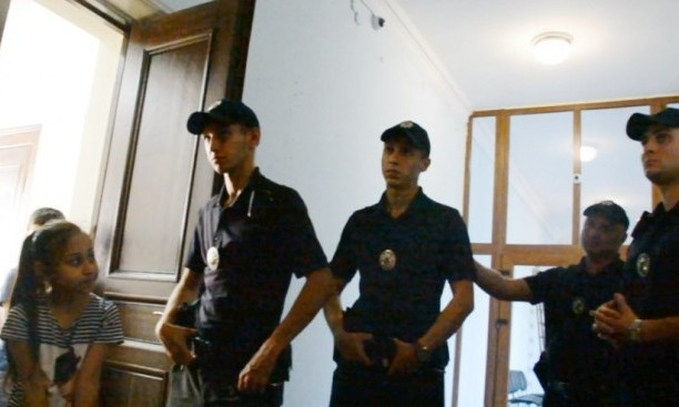Сенкевич вызвал два наряда полиции чтобы выгнать из приемной мать и пятерых детей